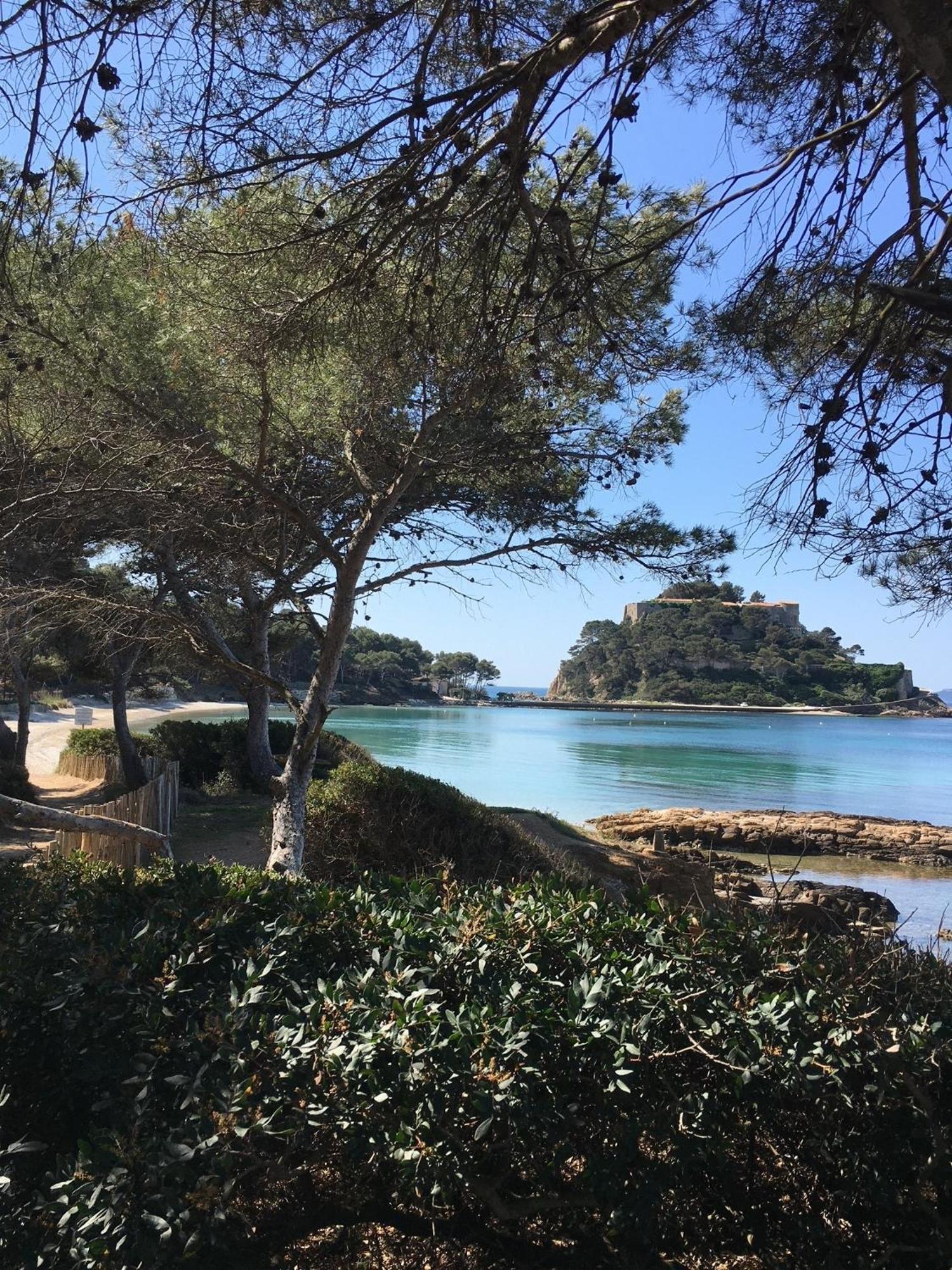 Appartement T3 Lumineux Traversant Totalement Neuf En Face De La Plage Front De Mer Vue Sur Les Iles Vue Mer Panoramique Assuree Residence De La Plage Centre Ville Du Lavandou 3Eme Etage Avec Ascenseur Appartement T3 Le Lavandou Kültér fotó