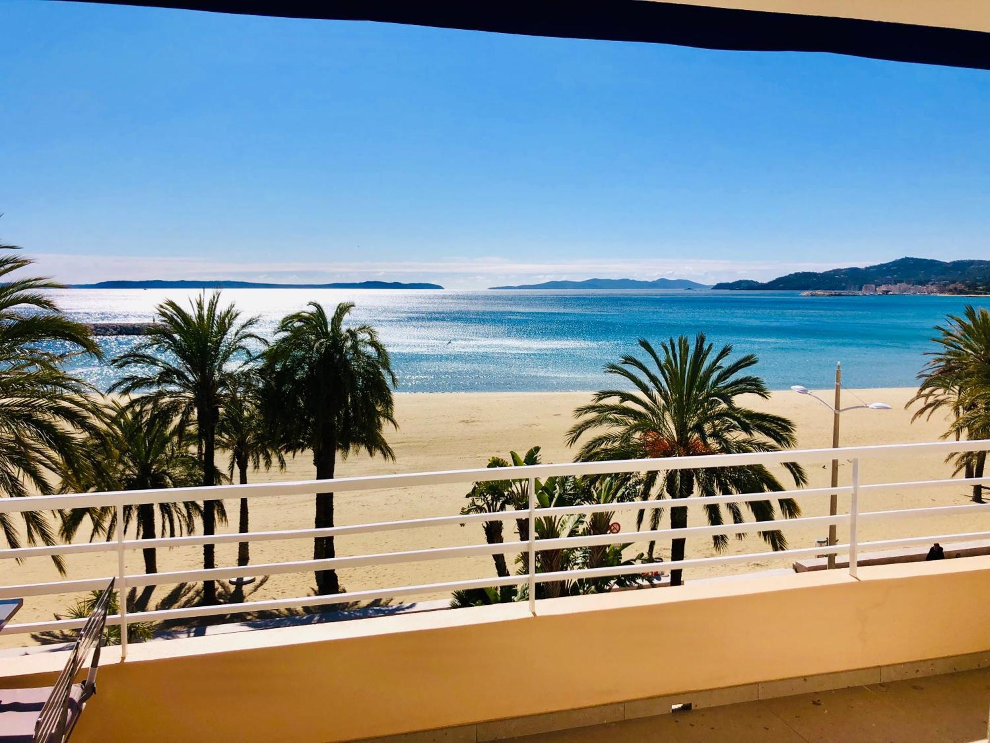 Appartement T3 Lumineux Traversant Totalement Neuf En Face De La Plage Front De Mer Vue Sur Les Iles Vue Mer Panoramique Assuree Residence De La Plage Centre Ville Du Lavandou 3Eme Etage Avec Ascenseur Appartement T3 Le Lavandou Kültér fotó
