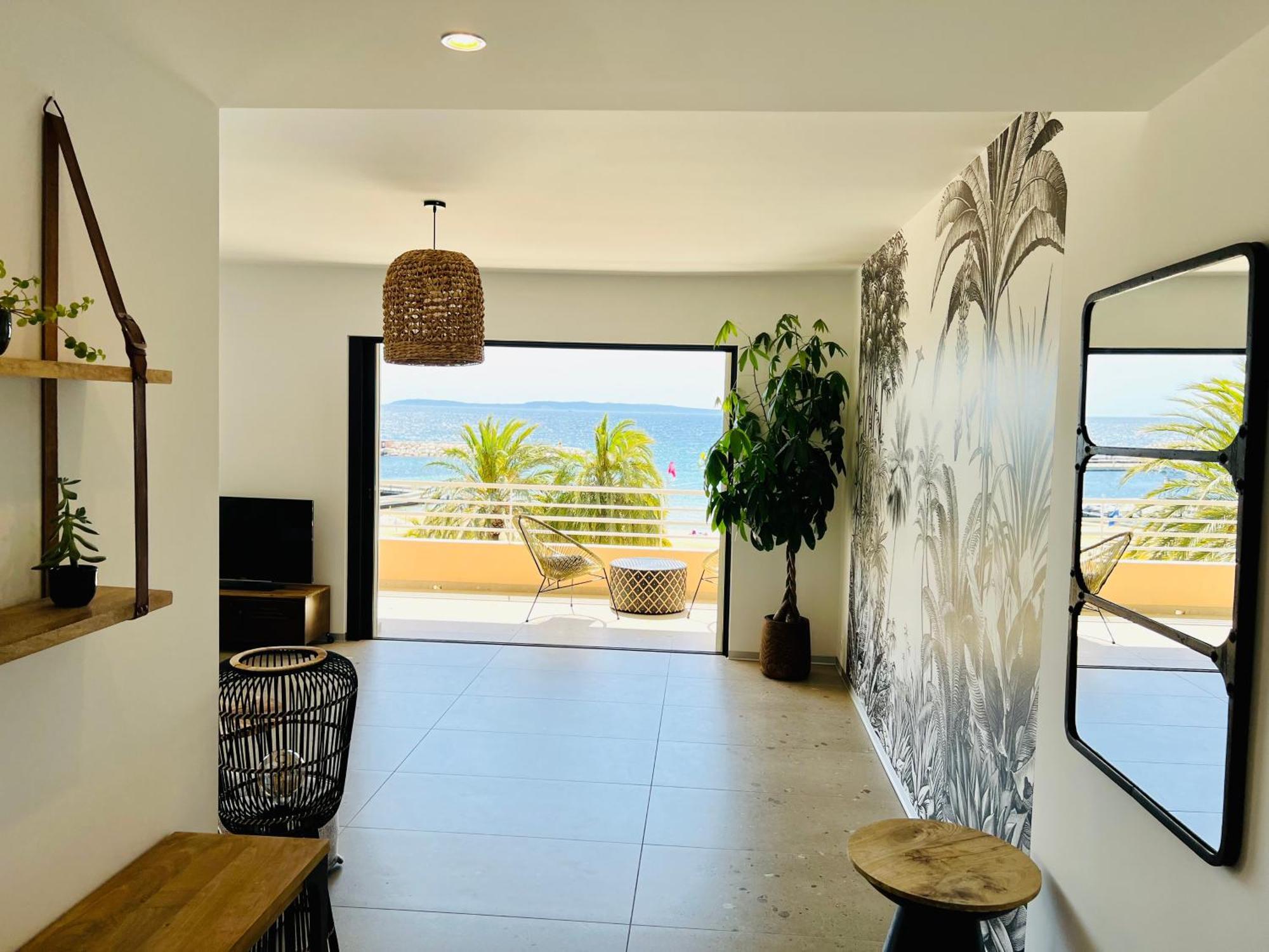 Appartement T3 Lumineux Traversant Totalement Neuf En Face De La Plage Front De Mer Vue Sur Les Iles Vue Mer Panoramique Assuree Residence De La Plage Centre Ville Du Lavandou 3Eme Etage Avec Ascenseur Appartement T3 Le Lavandou Kültér fotó