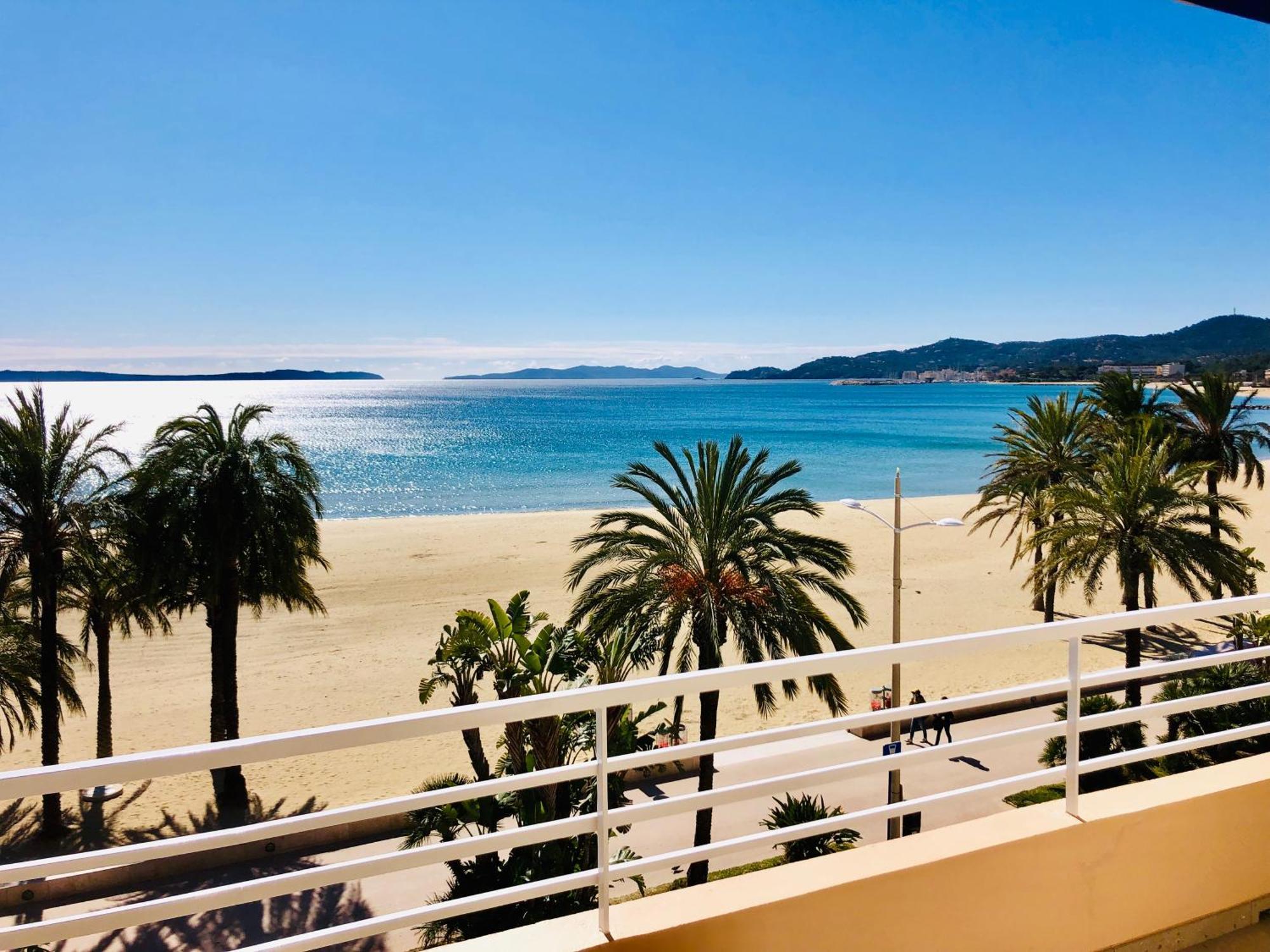 Appartement T3 Lumineux Traversant Totalement Neuf En Face De La Plage Front De Mer Vue Sur Les Iles Vue Mer Panoramique Assuree Residence De La Plage Centre Ville Du Lavandou 3Eme Etage Avec Ascenseur Appartement T3 Le Lavandou Kültér fotó